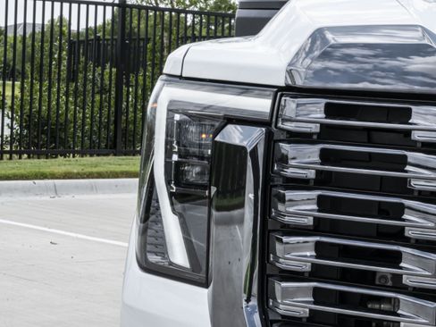 Used 2024 GMC Sierra 2500 Denali Ultimate AWD/4WD image 10