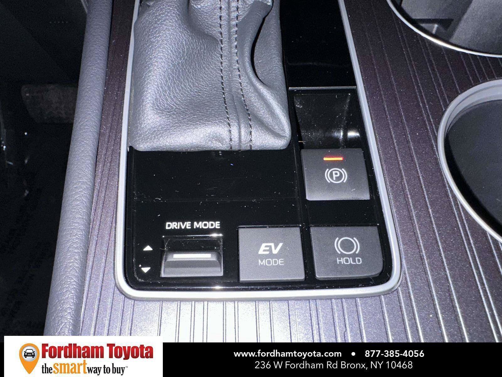 Used 2026 Toyota Sienna LE FWD image 18
