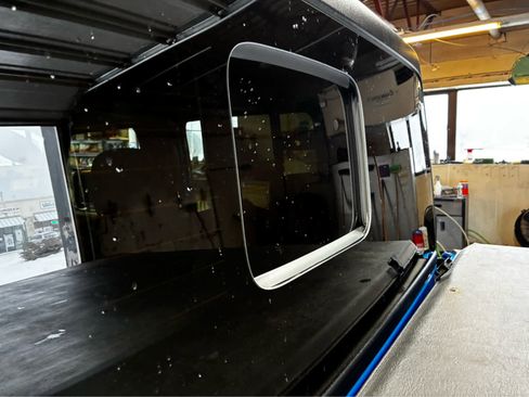 Used 2024 Jeep Gladiator Mojave w/ Technology Group image 11