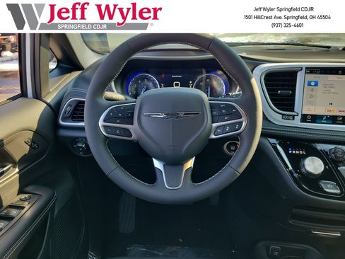 New 2026 Chrysler Pacifica Select image 8