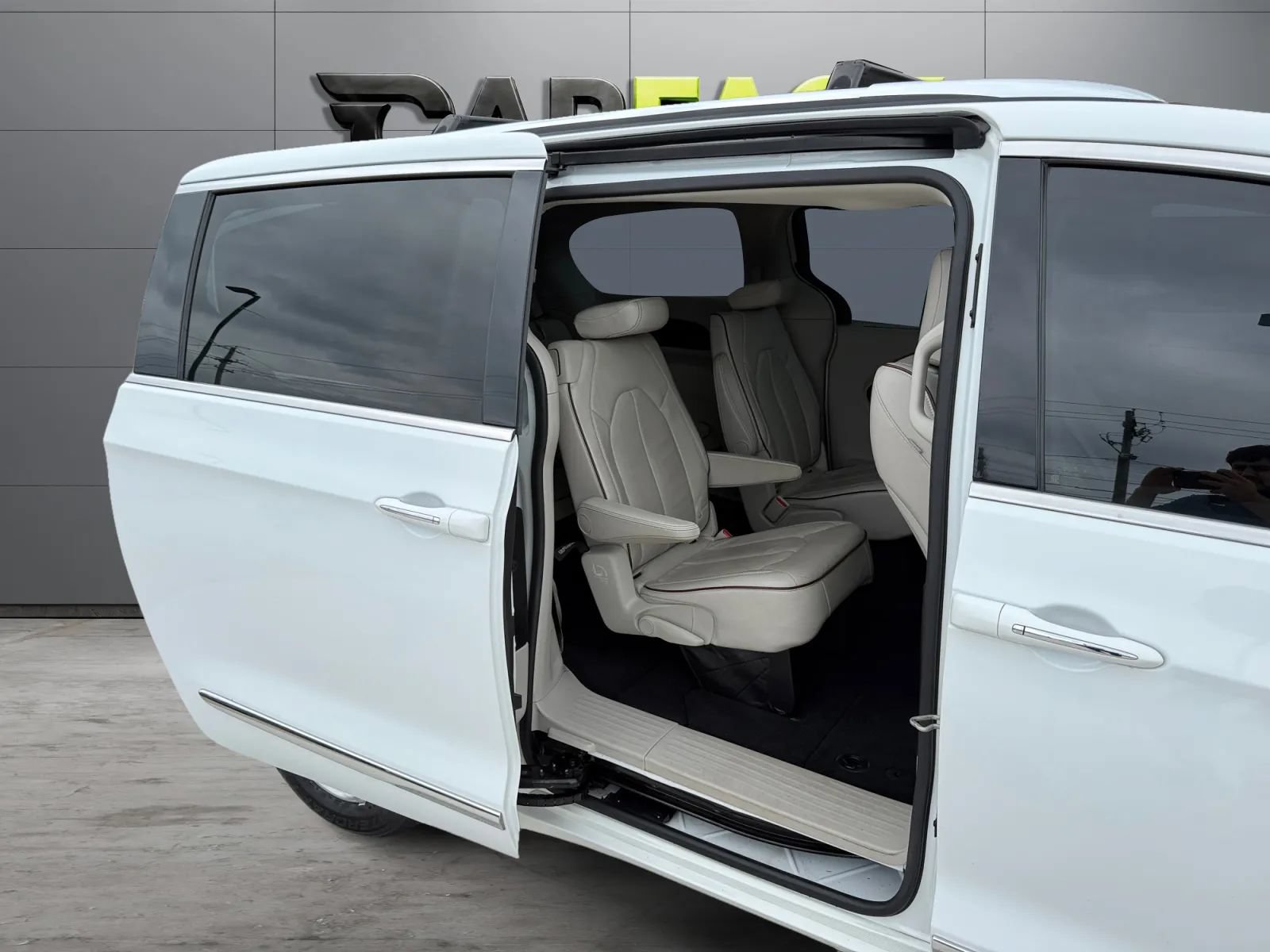Used 2018 Chrysler Pacifica Limited FWD image 23