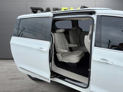 Used 2018 Chrysler Pacifica Limited FWD image 23