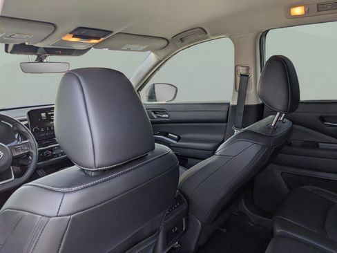 Used 2024 Nissan Pathfinder SL w/ Black Appearance Package image 22