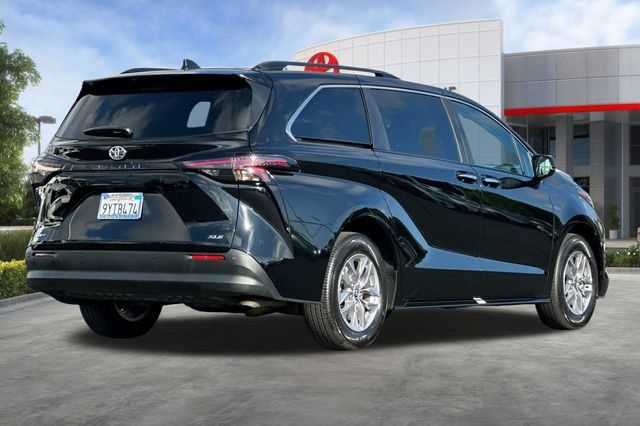 Certified 2026 Toyota Sienna XLE FWD image 5