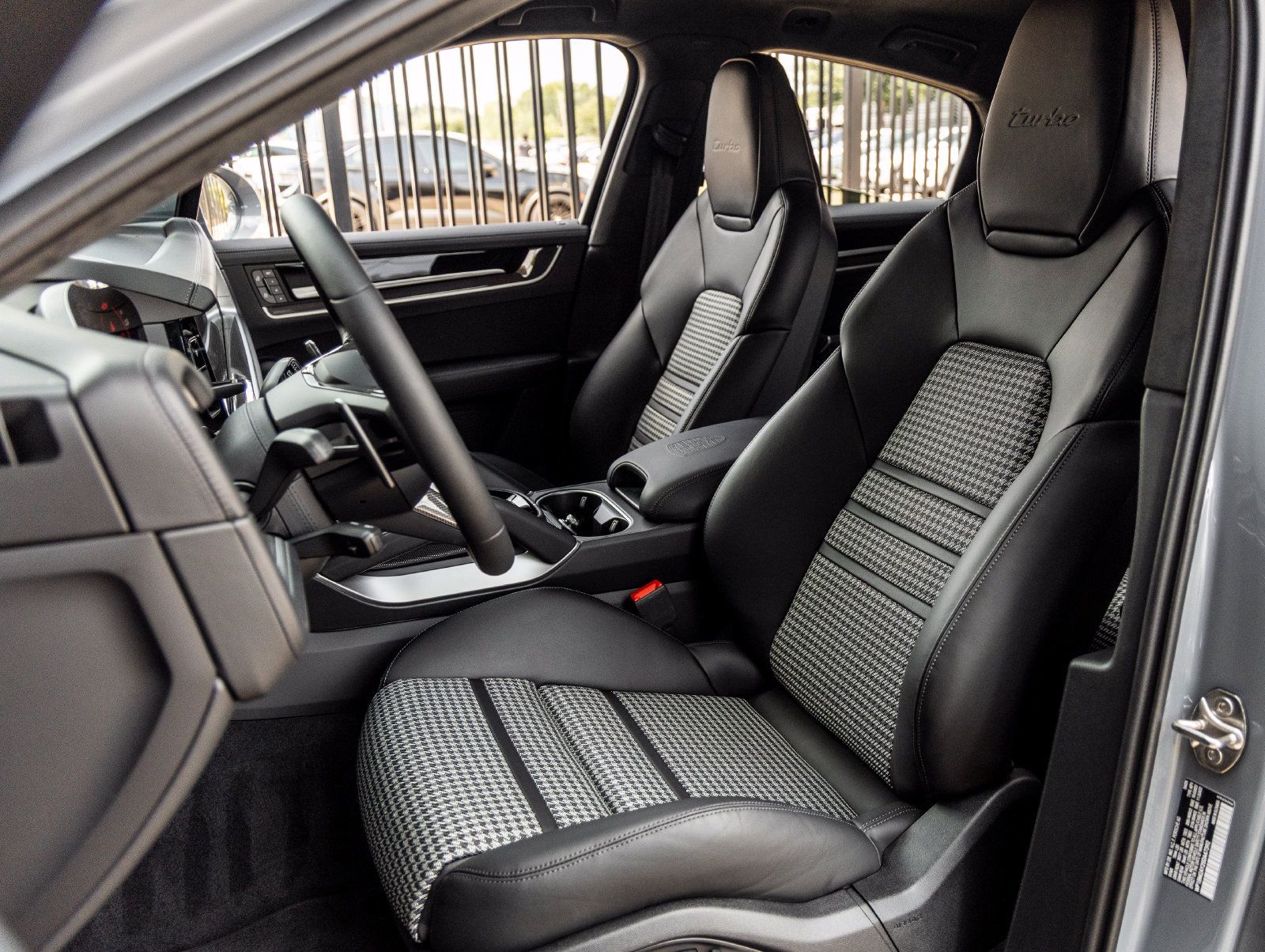 Certified 2025 Porsche Cayenne Turbo AWD/4WD image 5