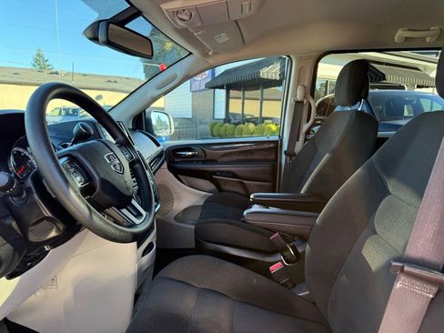 Used 2019 Dodge Grand Caravan SE w/ UConnect Hands-Free Group image 11