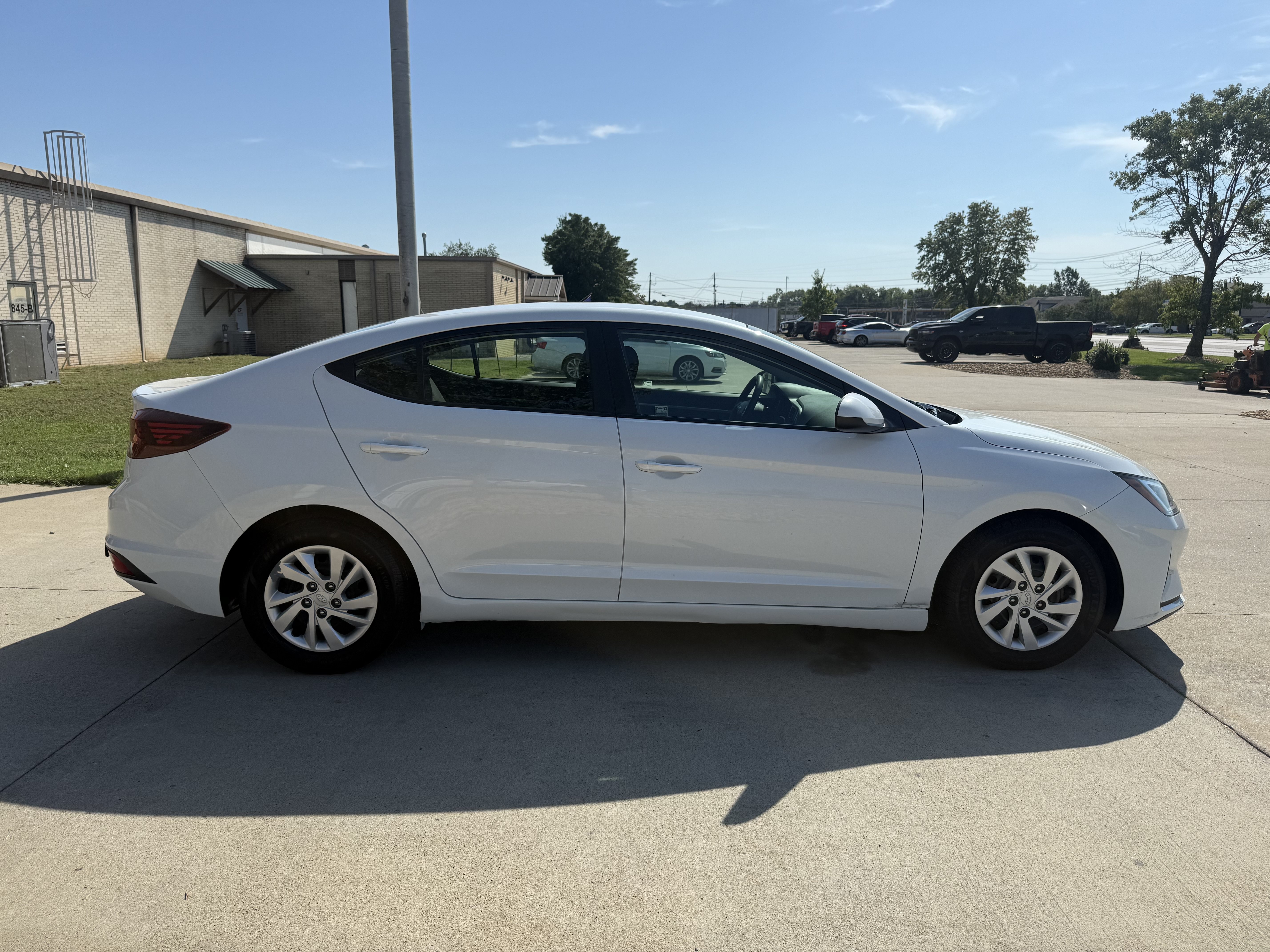 Used 2020 Hyundai Elantra SE w/ Cargo Package (C1) FWD image 8