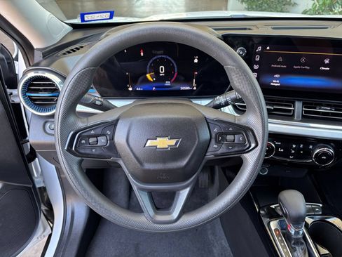 Used 2025 Chevrolet Trax LT FWD image 28