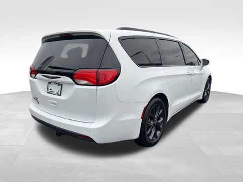 Used 2019 Chrysler Pacifica Touring-L image 7