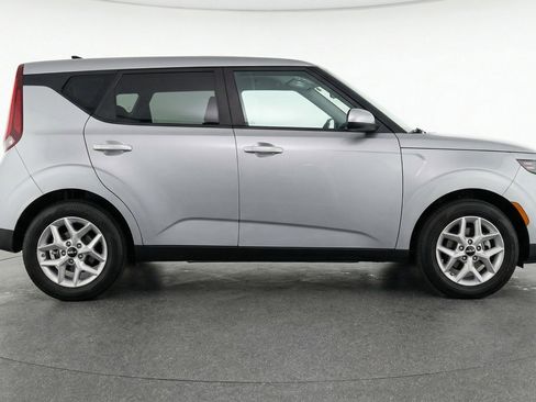 Used 2025 Kia Soul LX w/ LX Technology Package FWD image 11