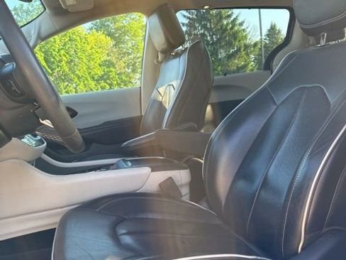 Used 2023 Chrysler Pacifica Limited FWD image 9