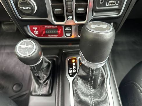 Used 2025 Jeep Wrangler Unlimited Rubicon AWD/4WD image 36