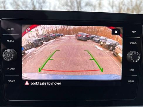 Certified 2025 Volkswagen Jetta SE w/ Sunroof Package image 18