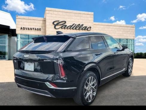 Certified 2025 Cadillac Optiq Luxury 2 w/ LPO, Floor Liner Package AWD/4WD image 12
