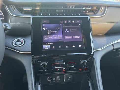 Used 2025 Jeep Grand Cherokee L Laredo RWD image 10
