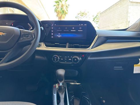 Used 2025 Chevrolet Trax LT FWD image 16