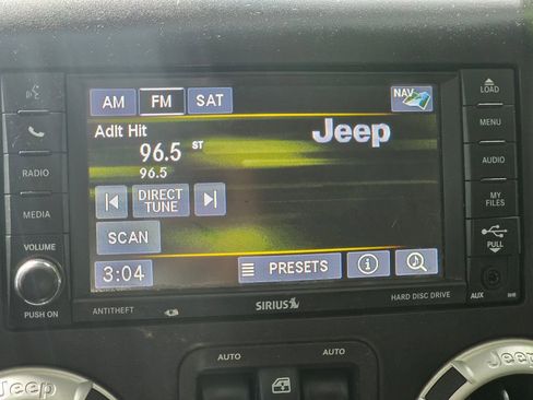 Used 2015 Jeep Wrangler Unlimited Rubicon w/ Connectivity Group AWD/4WD image 35