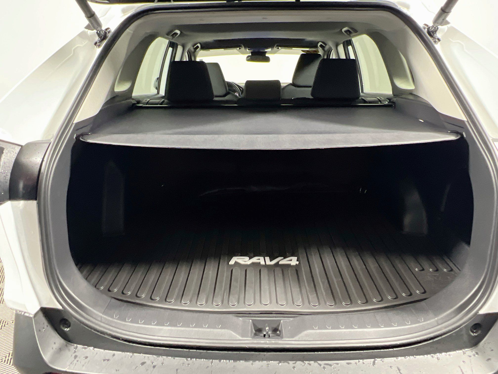 Used 2025 Toyota RAV4 XLE w/ Convenience Package FWD image 33