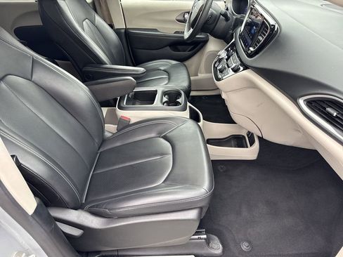 Used 2023 Chrysler Pacifica Touring-L image 13