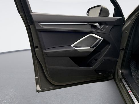 Used 2022 Audi Q3 2.0T Premium Plus w/ Premium Plus Package image 9