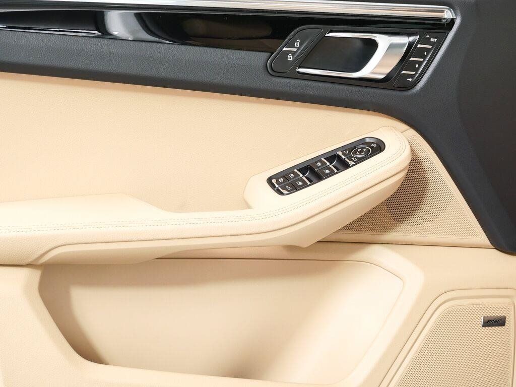 Certified 2026 Porsche Macan AWD/4WD image 6