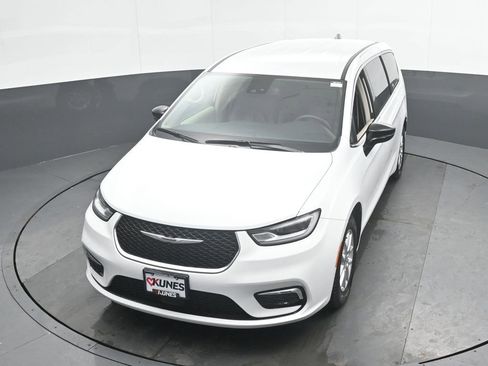 Used 2024 Chrysler Pacifica Touring-L image 36