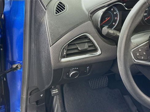 Used 2017 Chevrolet Cruze LT w/ Convenience Package image 4