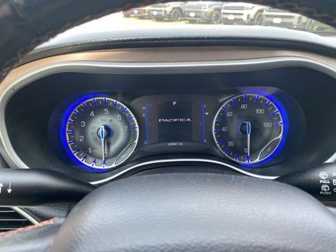 Used 2019 Chrysler Pacifica Touring-L FWD image 11