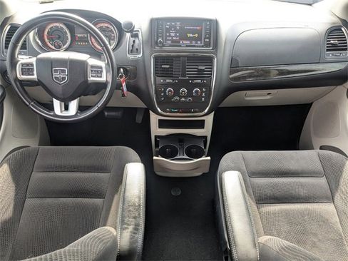 Used 2018 Dodge Grand Caravan SE w/ UConnect Hands-Free Group image 14