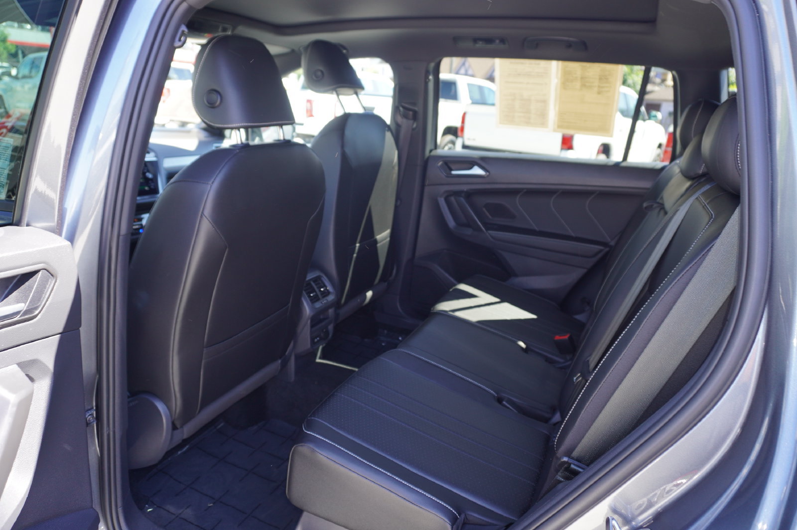 Used 2023 Volkswagen Tiguan SE R-Line AWD/4WD image 10