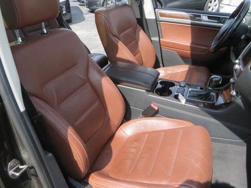 Used 2016 Volkswagen Touareg Sport image 30