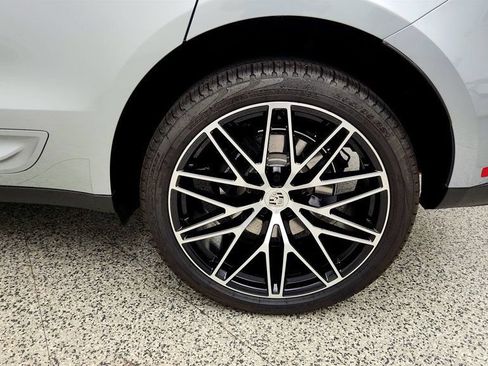 Used 2025 Porsche Macan AWD/4WD image 9
