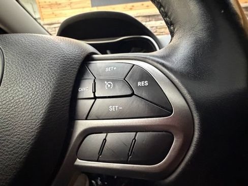 Used 2020 Jeep Cherokee Limited AWD/4WD image 25