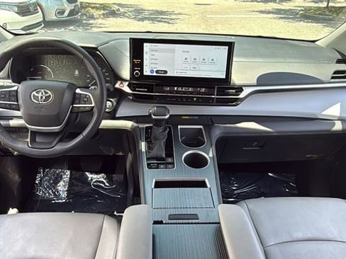 Used 2025 Toyota Sienna XLE FWD image 13