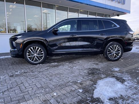 Used 2025 Buick Enclave Avenir image 2