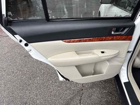 Used 2010 Subaru Outback 2.5i Limited image 13