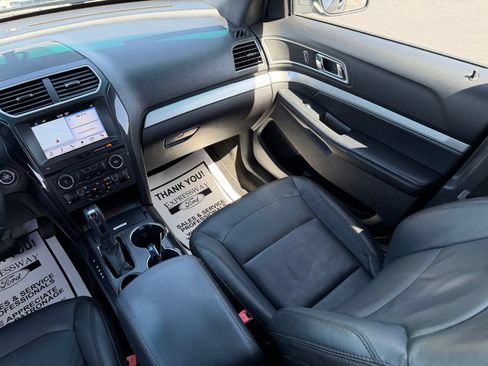 Used 2017 Ford Explorer XLT w/ Equipment Group 202A FWD image 18