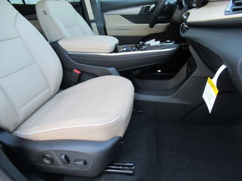 New 2026 Buick Enclave Preferred w/ Power Package image 9