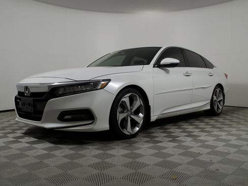 Used 2018 Honda Accord Touring image 2