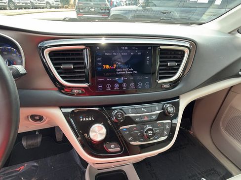 Used 2018 Chrysler Pacifica Touring-L w/ Tire & Wheel Group image 30