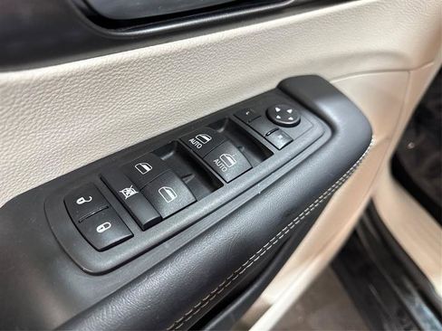 Used 2024 Chrysler Pacifica Touring-L image 30