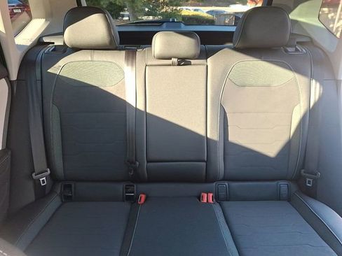 Certified 2025 Volkswagen Taos SE w/ Panoramic Sunroof Package image 19