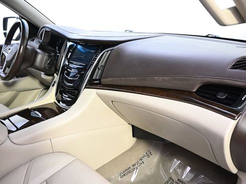 Used 2016 Cadillac Escalade Luxury AWD/4WD image 15
