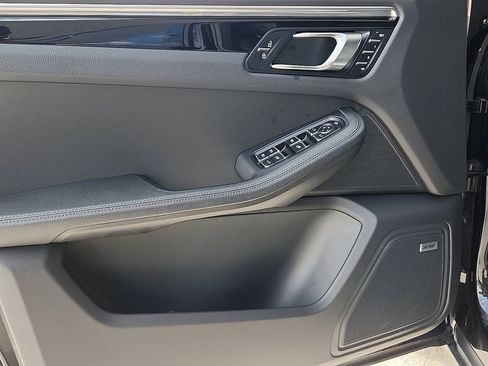 Certified 2025 Porsche Macan image 11
