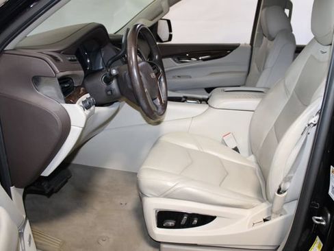 Used 2017 Cadillac Escalade Luxury AWD/4WD image 6