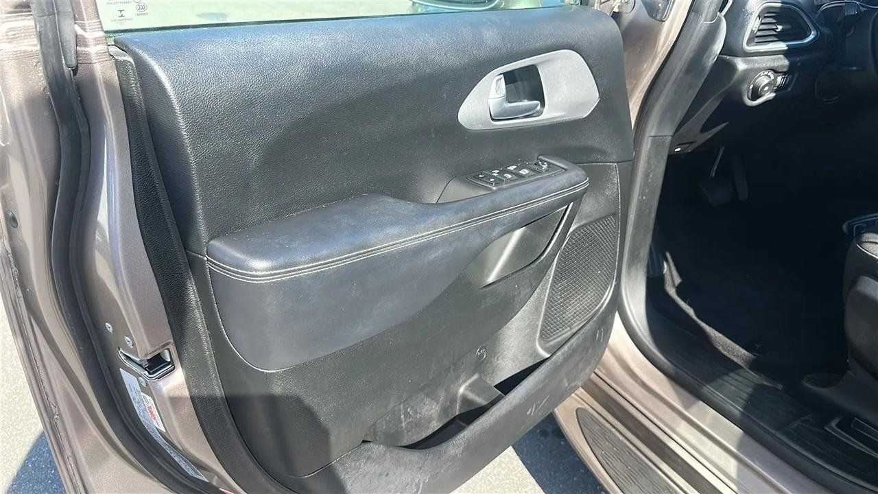 Used 2018 Chrysler Pacifica Touring Plus w/ S Appearance Package FWD image 22