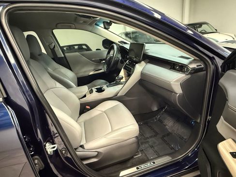 Used 2022 Toyota Venza XLE image 23