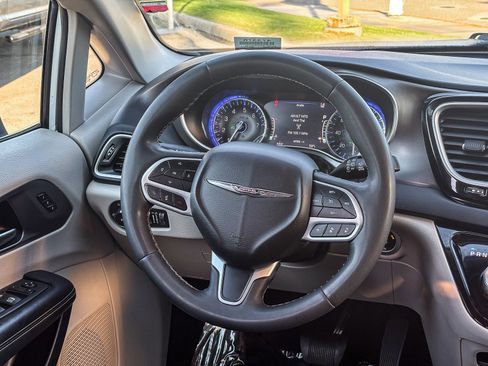 Used 2023 Chrysler Pacifica Touring-L image 18