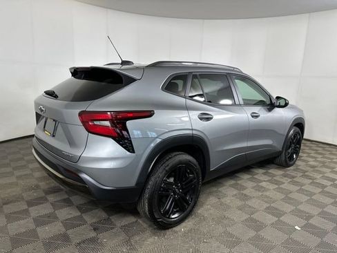 Used 2024 Chevrolet Trax ACTIV w/ Sunroof Package image 3