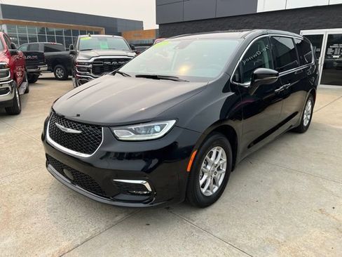 Certified 2024 Chrysler Pacifica Touring-L FWD image 3